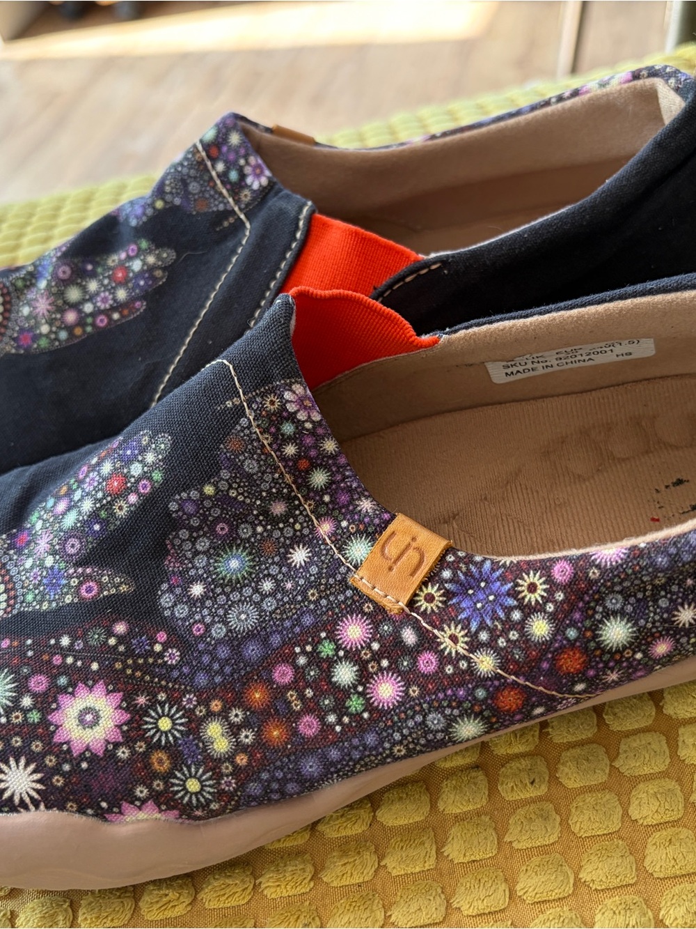 UIN toledo Black Slip-On Flats with Multicolor Floral Burst sz 7